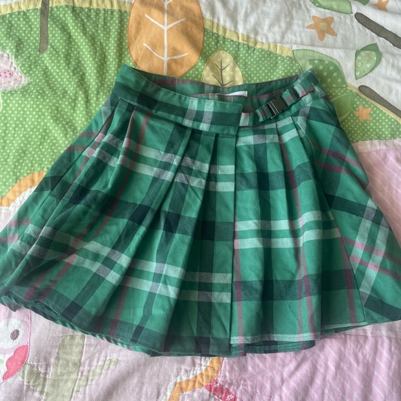 Cute green plaid Urban Outfitters miniskirt with buckle. Never worn - Picture 2 of 5